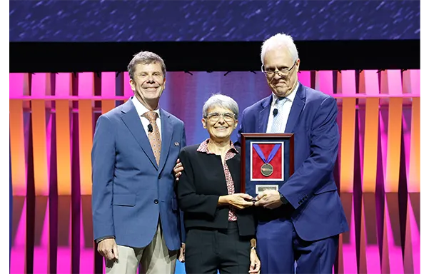 50 ans après les Joliot-Curie, le Dr Irène Buvat reçoit le prix George Charles de Hevesy Nuclear Pioneer Award